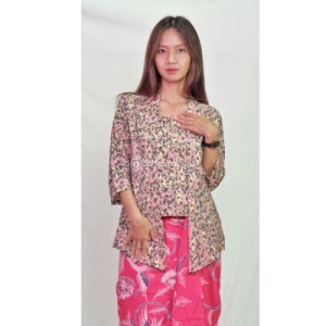 Kebaya Kutubaru Lengan Tiga per Empat Motif Bunga Kecil Pink Hijau