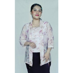 Kebaya Kutubaru Lengan Tiga per Empat Motif Bunga Pink